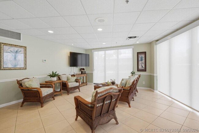 Building Photo - 801 S Ocean Dr