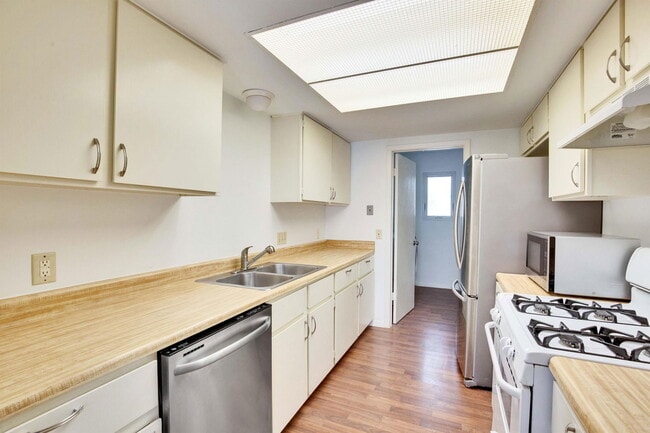 Building Photo - 8002 Croftwood Dr