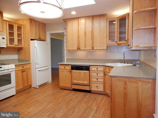 Building Photo - 7014 Maple Tree Ln