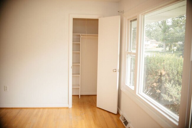 Building Photo - 425 Spring Dr