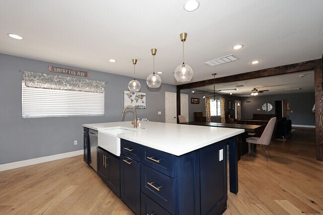 Building Photo - Fully Furnished Remodeled 4 Bedroom / 4 Bathroom Home with spacious back yard & pool in Central P...