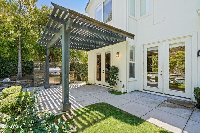 Building Photo - 6077 Mandeville Pl
