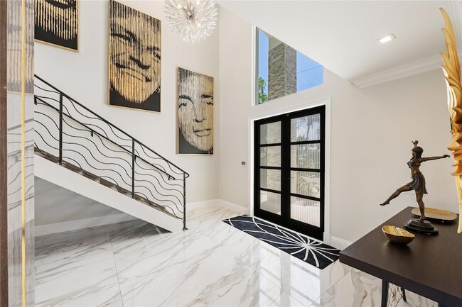 Building Photo - 2307 N Riverside Dr