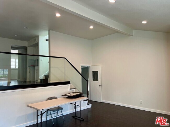 Building Photo - 1580 Palisades Dr