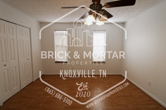 Building Photo - 4003 Valley View Dr NE