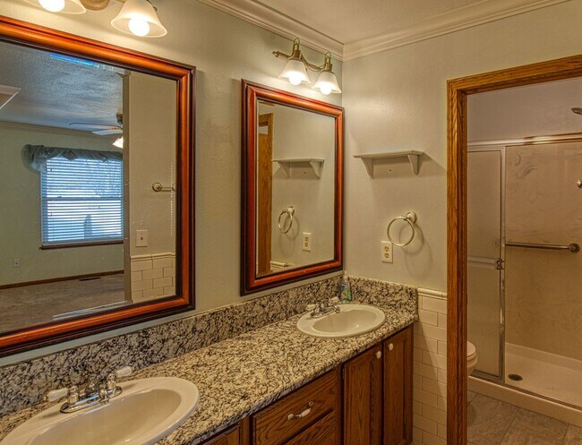 Building Photo - 3B/3B in The Shores with Finished Basement and 2 Car Garage!