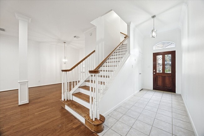 Building Photo - Beautiful Home Near University of St. Thomas