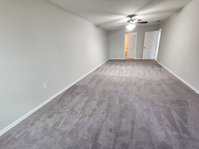 Building Photo - 4/2 Contemporary Style house