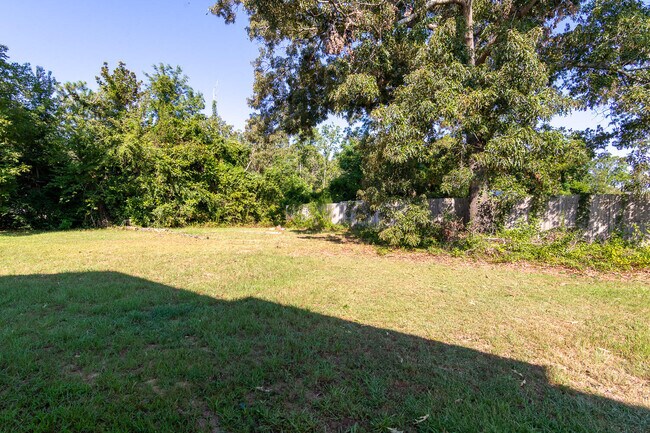 Building Photo - 1342 York Dr
