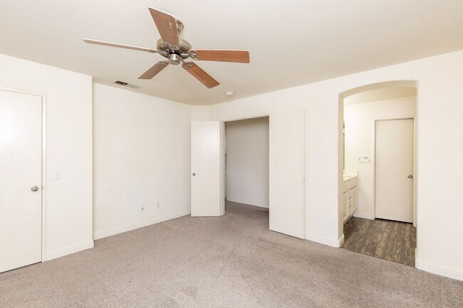 Building Photo - 2 Bedroom Townhome in Scripps Ranch