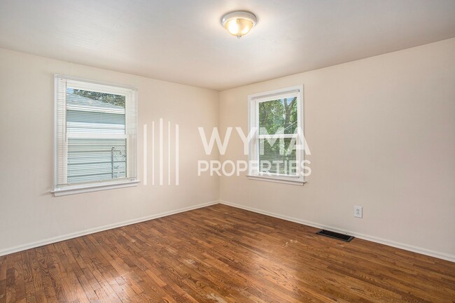 Building Photo - AVAILABLE MID-JULY!! 3 Bedroom, 1.5 Single...