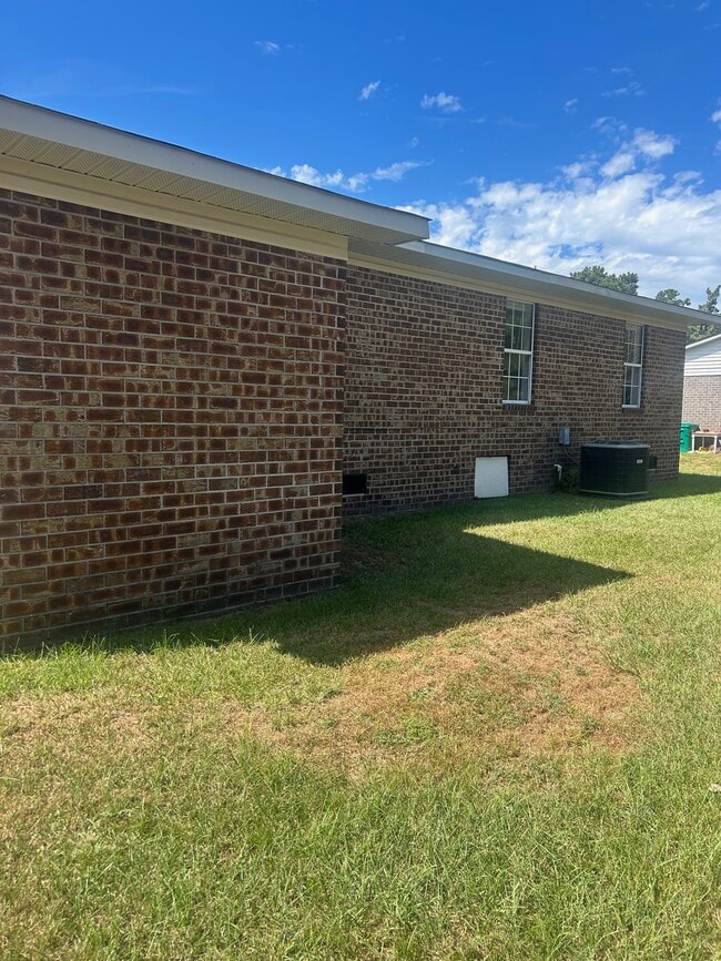 Building Photo - 717 Raintree Ln