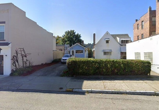 Building Photo - 451 Maplewood Ave