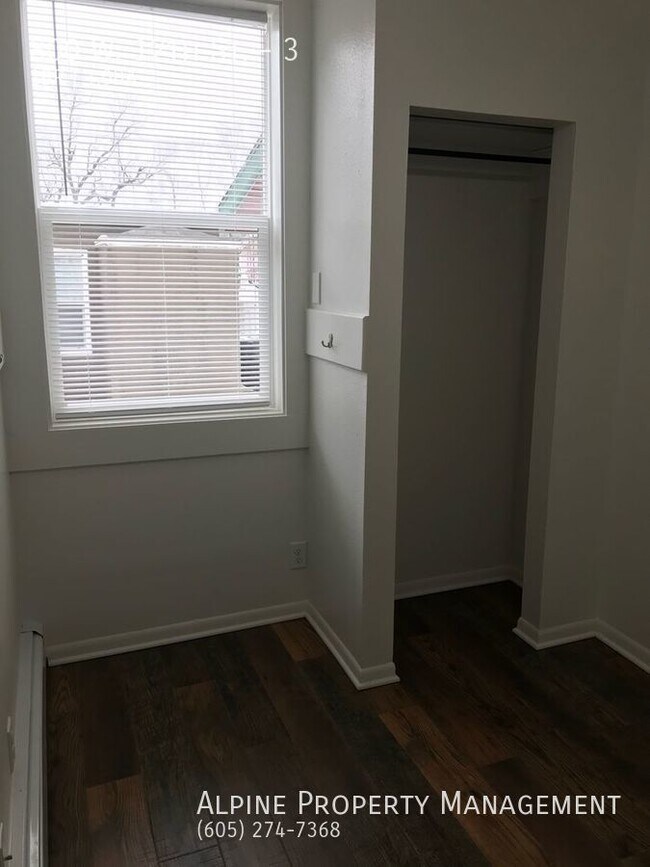 Building Photo - Completely Renovated 1 Bedroom Apartment!!