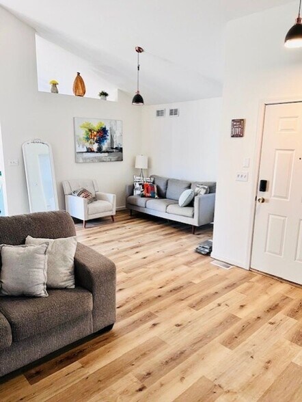 Building Photo - 1919 Cloverdale Way