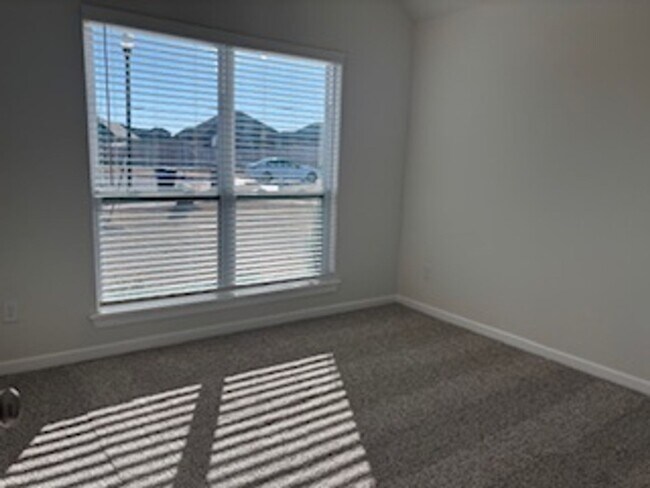 Building Photo - First month Free! NEW NEW NEW!