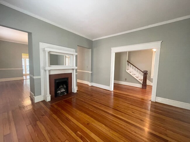 Building Photo - 3 Bedroom 2 1/2 Bath Updated Historic Home