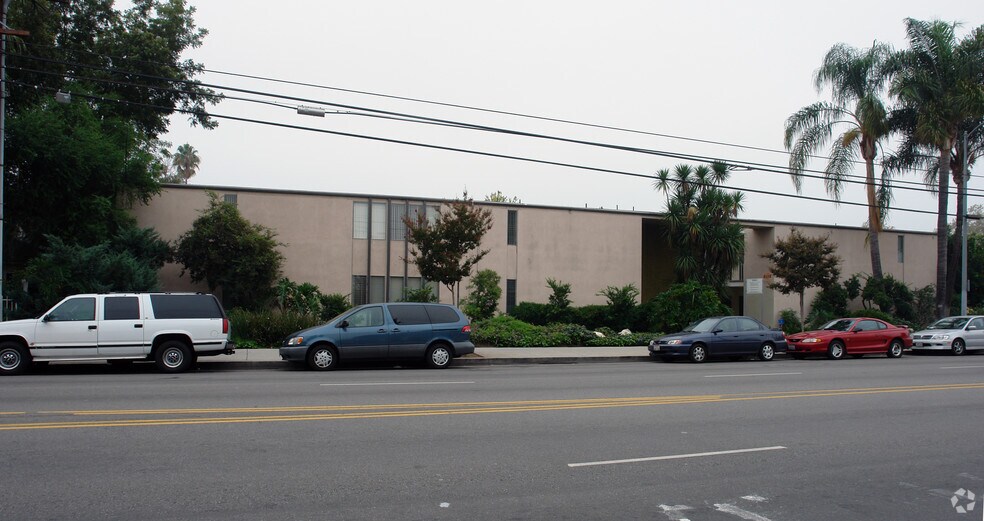 Building Photo - 14024 Oxnard St