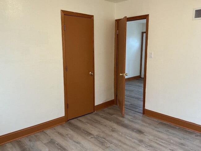 Building Photo - Comfortable 2 bedroom single family Home