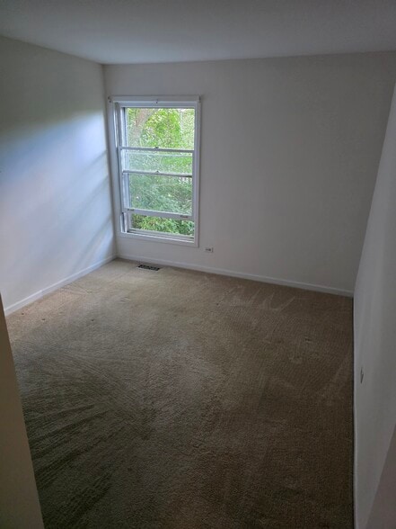 Building Photo - 5511 E Lake Dr