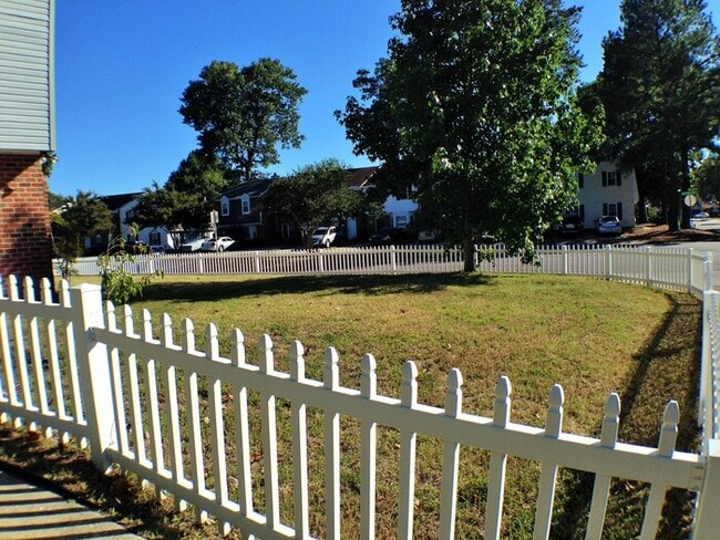 Building Photo - SPACIOUS 4 BED/2.5 TOWNHOME IN GREAT NECK!...