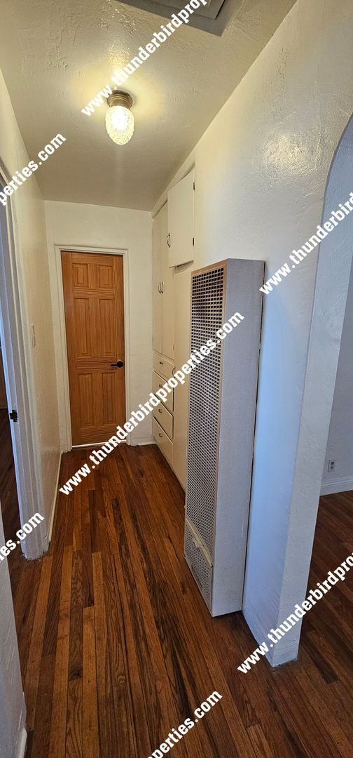 Building Photo - 2 miles from UNM cute 2 bedroom 1 bath