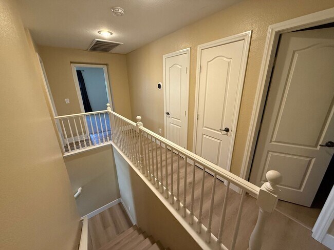 Building Photo - Beautiful 2-Story Townhome in Gated Area w...