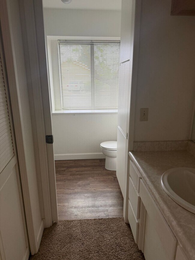 Building Photo - Great 2 Bedroom 2 bath duplex