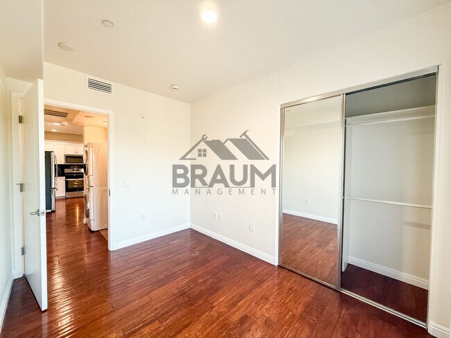 Building Photo - 332 S Virgil Ave