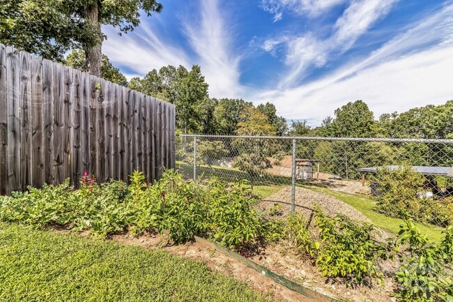Building Photo - 150 Oak Hill Rd