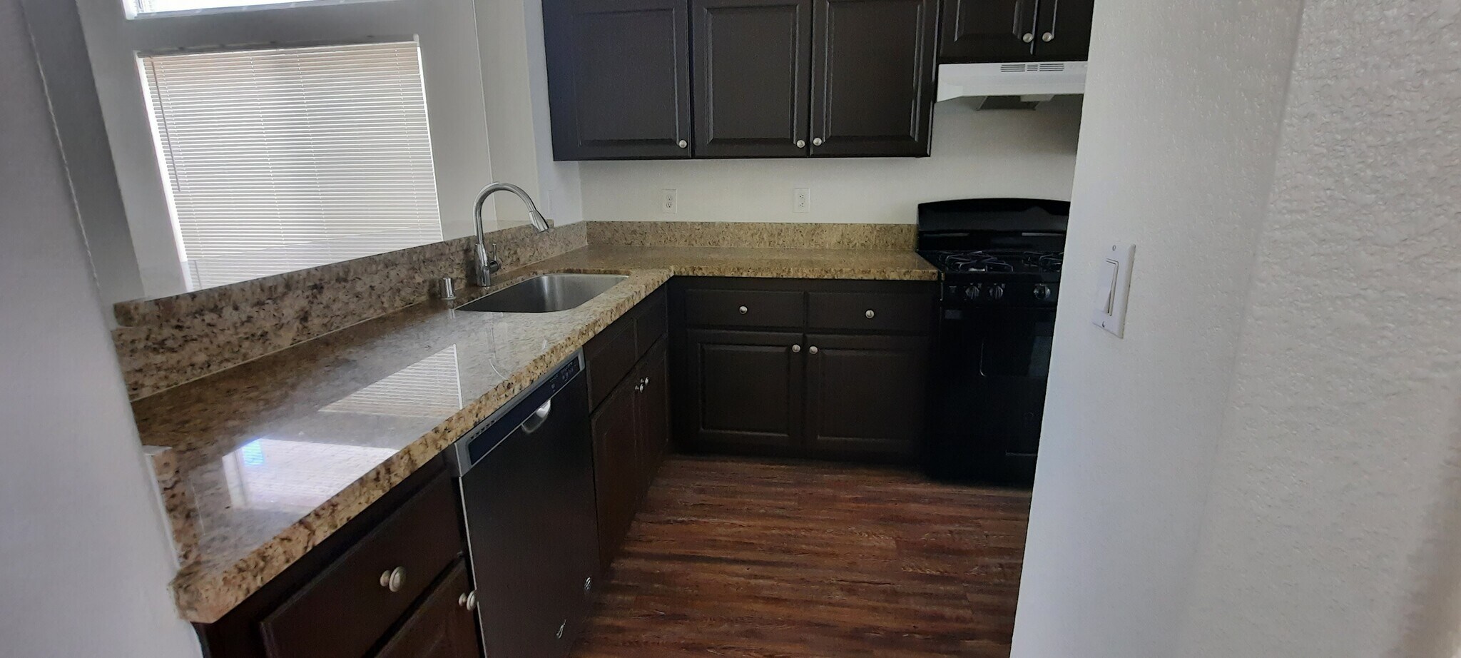 Building Photo - 18 Mesquite Village Cir