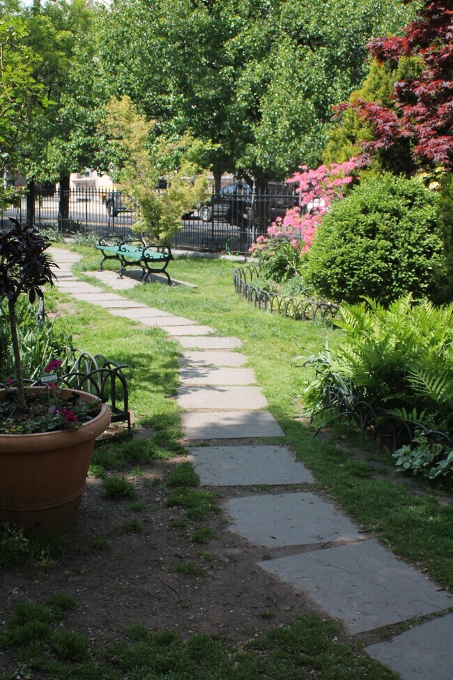 Building Photo - 278 Monmouth St