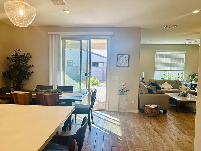 Building Photo - 10965 W Baden St