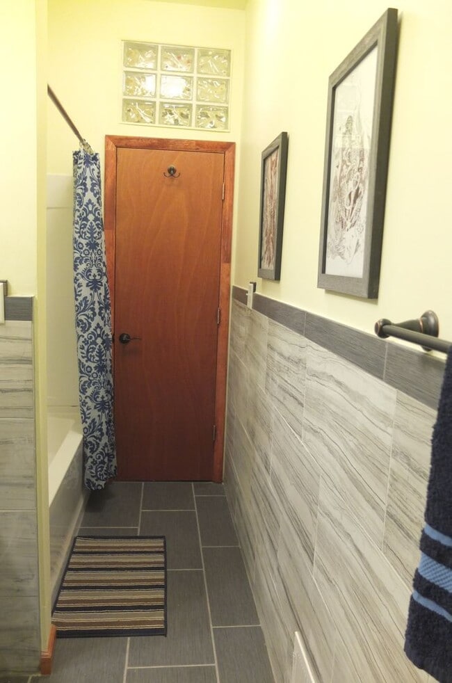 Building Photo - Beautiful Renovated Four bedroom Townhome