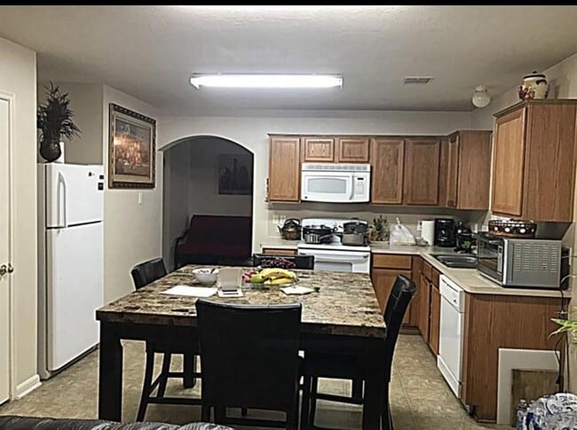 Building Photo - 20711 Sycamore Wood Dr