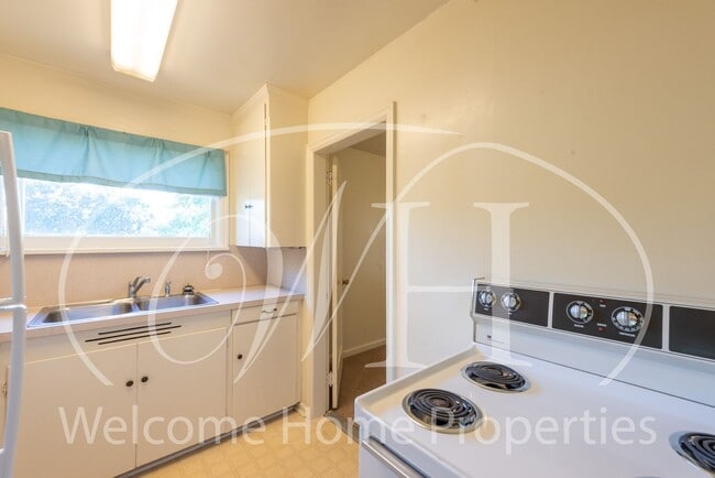 Building Photo - 120 SE 2nd St