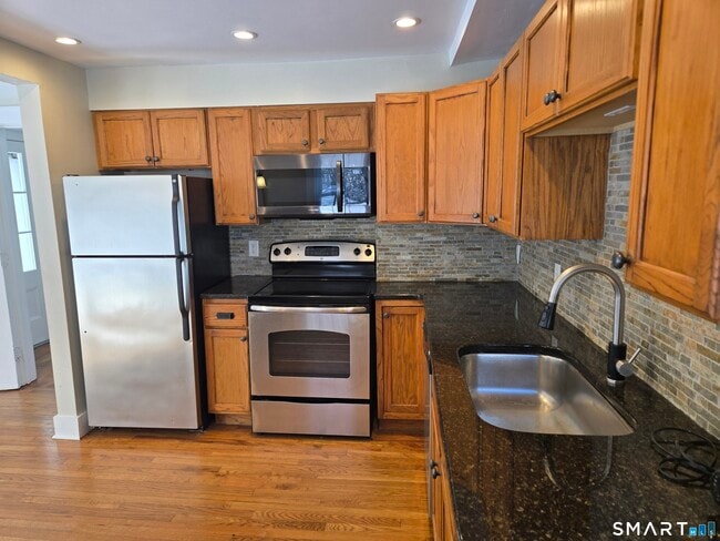 Building Photo - 623 Elm St