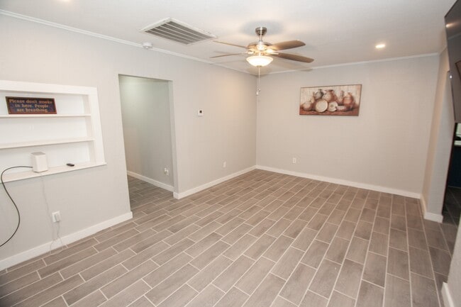 Building Photo - 2422 Lone Oak Rd