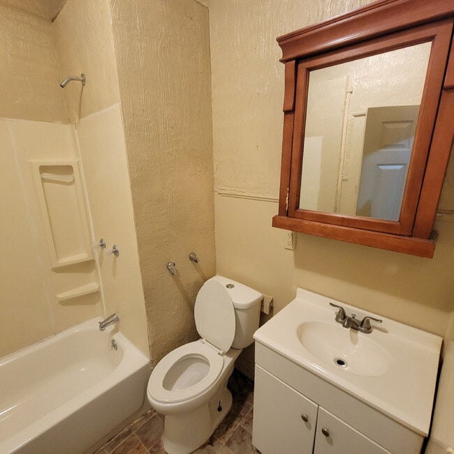 Building Photo - Quick Commute Downtown!