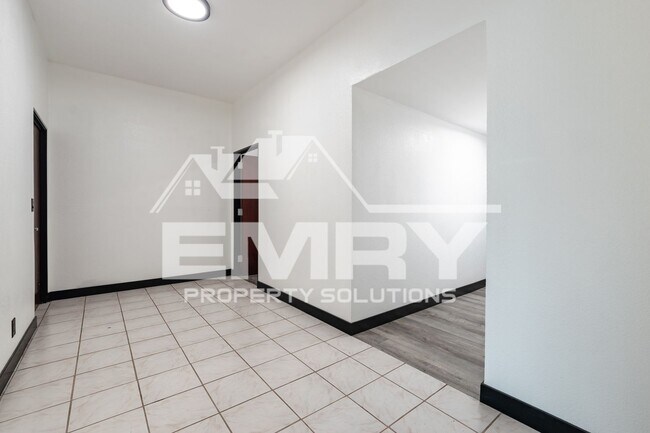 Building Photo - 942 S Gerhart Ave