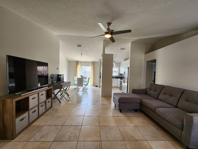 Building Photo - Gorgeous 3-Bedroom, 2-Bathroom in Brandon