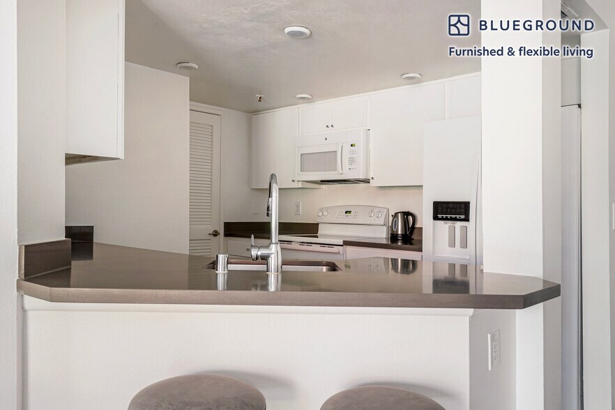 Building Photo - 10977 Bluffside Dr