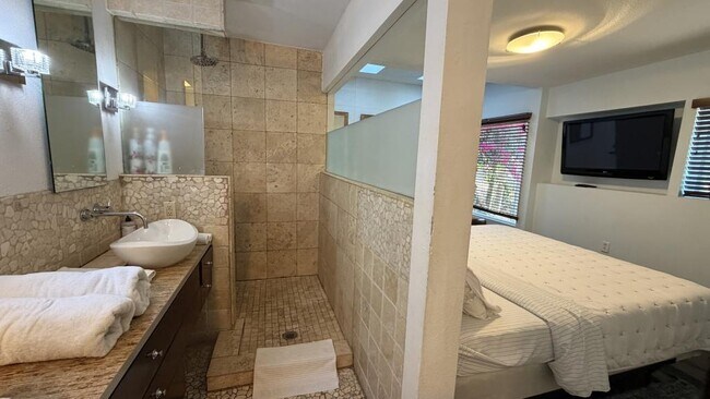 Building Photo - 637 S Crescent Ct