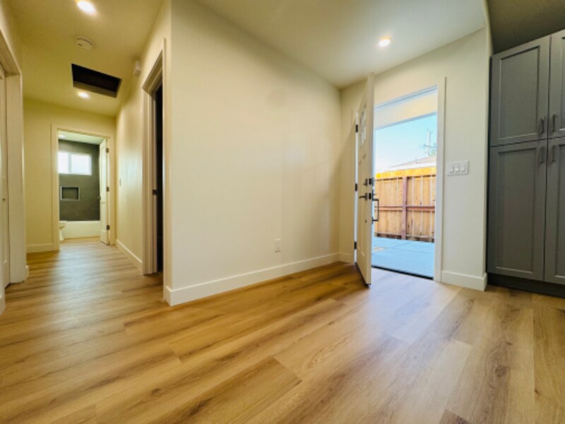Building Photo - 5037 Kenmore Dr