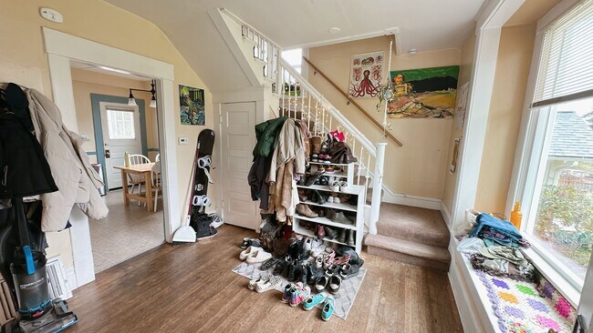 Building Photo - PRELEASE:  4+bdrm/1bath near WWU + Sehome Hill