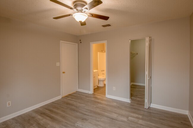 Building Photo - 2801 Ridgecrest Dr