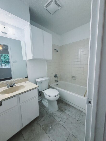 Building Photo - 9906 Hundred Oaks Cir