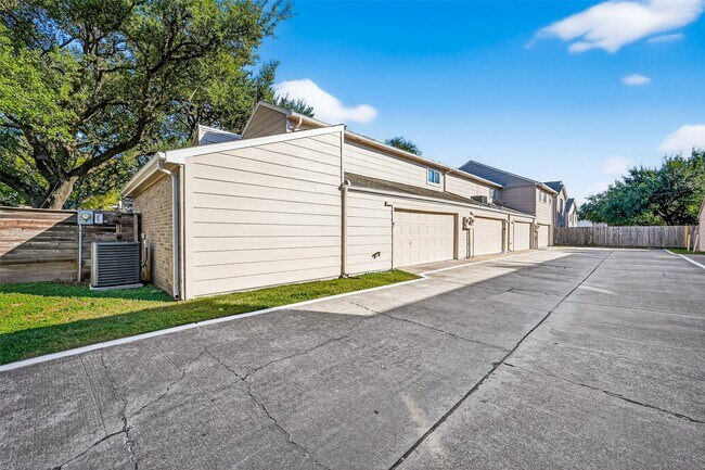 Building Photo - 13925 Hollowgreen Dr