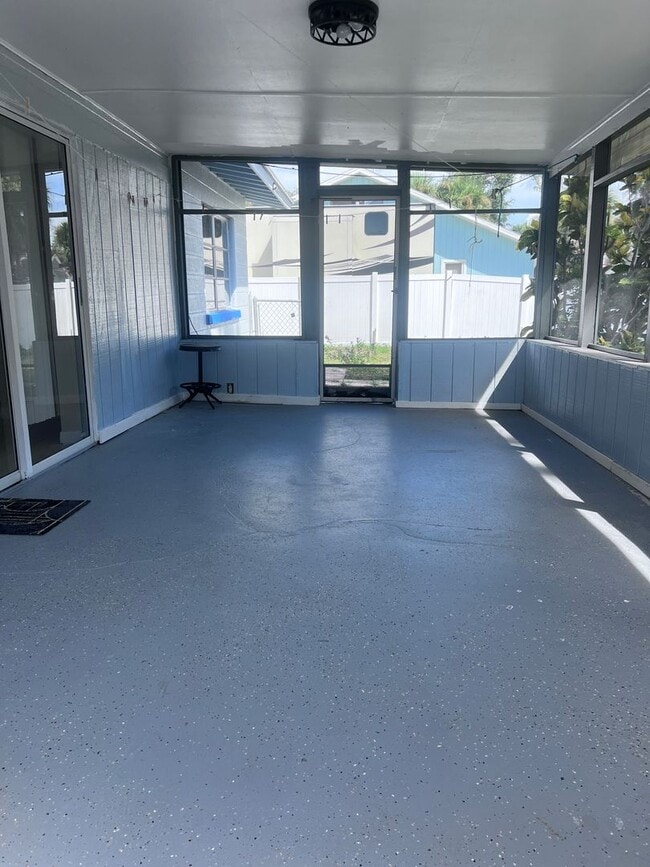 Building Photo - 4BD/2BA on the Island!
