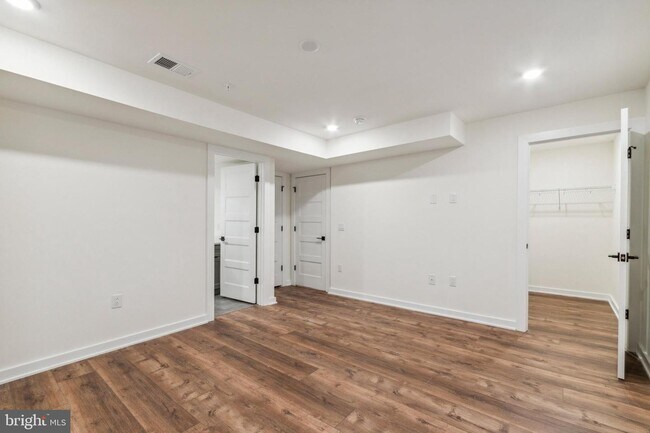 Building Photo - 6211 Woodbine Ave